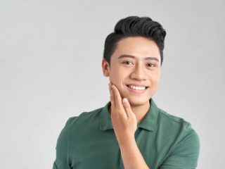 Menjadi organ tubuh manusia yang paling luar dan paling besar, kulit sangat rentan mengalami kontaminasi kotoran, kuman, dan bakteri. Acuh tak acuh terhadap kondisi kesehatan kulit bisa berdampak pada kondisi yang serius. Inilah mengapa, kamu perlu tahu bagaimana cara menjaga kesehatan kulit dengan tepat.