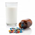 Seperti yang kita tahu, susu adalah minuman yang penuh gizi. Namun, dokter biasanya menyarankan kita untuk mengonsumsi obat dengan air putih. Sebab, bisa saja kinerja obat menjadi tidak efektif atau justru menghasilkan zat berbahaya ketika dikonsumsi bersama susu.
