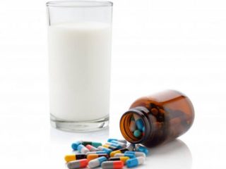 Seperti yang kita tahu, susu adalah minuman yang penuh gizi. Namun, dokter biasanya menyarankan kita untuk mengonsumsi obat dengan air putih. Sebab, bisa saja kinerja obat menjadi tidak efektif atau justru menghasilkan zat berbahaya ketika dikonsumsi bersama susu.