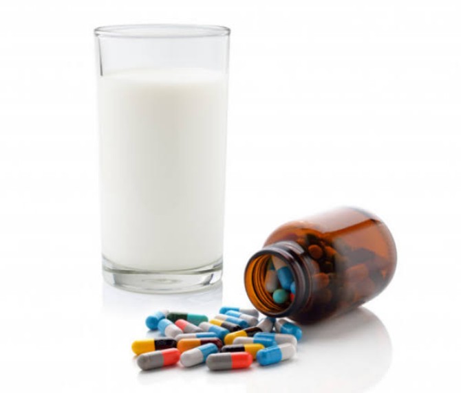 Seperti yang kita tahu, susu adalah minuman yang penuh gizi. Namun, dokter biasanya menyarankan kita untuk mengonsumsi obat dengan air putih. Sebab, bisa saja kinerja obat menjadi tidak efektif atau justru menghasilkan zat berbahaya ketika dikonsumsi bersama susu.