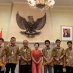 Duta Besar Republik Indonesia untuk Jepang Heri Akhmadi menerima delegasi siswa SMA Indonesia yang meraih prestasi pada International Physics Olympiad (IPhO) ke-53 di Wisma Duta pada Senin, 17 Juli 2023.