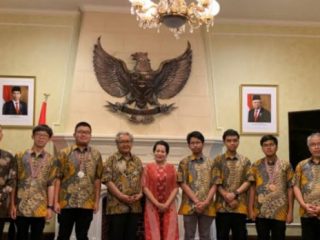Duta Besar Republik Indonesia untuk Jepang Heri Akhmadi menerima delegasi siswa SMA Indonesia yang meraih prestasi pada International Physics Olympiad (IPhO) ke-53 di Wisma Duta pada Senin, 17 Juli 2023.