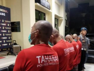 Polres Pandeglang menangkap lima orang pengedar uang palsu. Dari tangan mereka, petugas berhasil mengamankan barang bukti uang palsu senilai Rp 15 triliun.