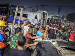 Kereta api (KA) Brantas tujuan Jakarta-Blitar menabrak sebuah truk trailer di perlintasan sebidang Jalan Madukoro, Semarang Barat. Ledakan sempat terjadi saat lokomotif kereta menabrak kepala truk.