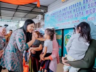 Ketua TP PKK Medan Kahiyang Ayu membantu pemberian makanan tambahan untuk mendukung penanganan stunting yang masif kepada 60 anak stunting di Kecamatan Medan Belawan.