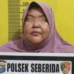 Wanita asal Aceh berinisial KS (53) dibekuk polisi di Indragiri Hulu (Inhu), Riau. Dia ditangkap karena menipu warga ratusan juta rupiah dengan menjanjikan bisa masuk CPNS tanpa tes seleksi.