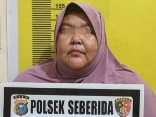 Wanita asal Aceh berinisial KS (53) dibekuk polisi di Indragiri Hulu (Inhu), Riau. Dia ditangkap karena menipu warga ratusan juta rupiah dengan menjanjikan bisa masuk CPNS tanpa tes seleksi.