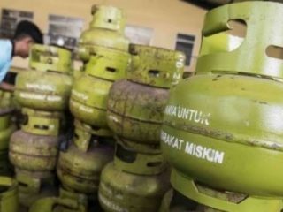 Sebuah gudang pengoplosan gas elpiji digerebek polisi di Medan, Sumatra Utara, di tengah kelangkaan LPG 3 kg