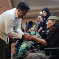 Walikota Medan, Bobby Afif Nasution bersama lansia
