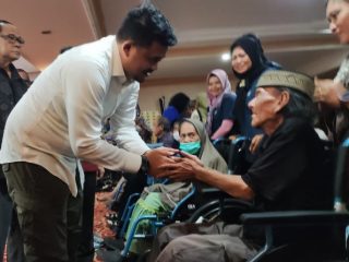 Walikota Medan, Bobby Afif Nasution bersama lansia