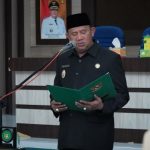 Plt Bupati Langkat, Syah Afandin saat melantik pejabat eselon II di Kantor Bupati Langkat, Jumat (4/8/2023)