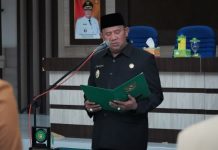 Plt Bupati Langkat, Syah Afandin saat melantik pejabat eselon II di Kantor Bupati Langkat, Jumat (4/8/2023)