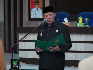 Plt Bupati Langkat, Syah Afandin saat melantik pejabat eselon II di Kantor Bupati Langkat, Jumat (4/8/2023)