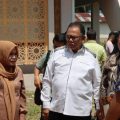 Usai meninjau progres proyek peningkatan jalan dan jembatan provinsi pada beberapa kabupaten/kota, kali ini Ketua DPRD Sumut, Baskami Ginting mengunjungi Sekolah Menengah Atas (SMA) Plus Langkat yang berlokasi di Kampung Lama, Besitang.