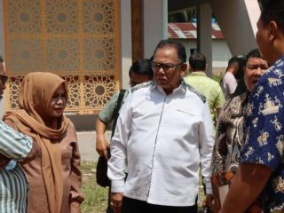 Usai meninjau progres proyek peningkatan jalan dan jembatan provinsi pada beberapa kabupaten/kota, kali ini Ketua DPRD Sumut, Baskami Ginting mengunjungi Sekolah Menengah Atas (SMA) Plus Langkat yang berlokasi di Kampung Lama, Besitang.