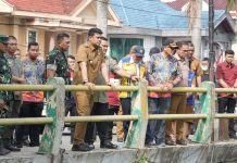 Walikota Medan, Bobby Nasution bersama Dandim 0201 Medan meninjau aksi gotong royong di Sungai Sikambing, Selasa (8/8/2023)