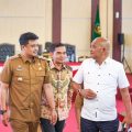 Walikota Medan, Bobby Nasution bersama anggota dewan berjalan meninggalkan ruangan sidang paripurna