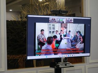 Dua perkara pencurian, masing-masing dari Kejari Tapanuli Utara dan Kejari Binjai dihentikan penuntutan perkaranya dengan pendekatan Keadilan Restoratif atau Restorative Justice (RJ) oleh Jampidum Kejagung RI setelah sebelumnya dilakukan ekspose oleh Kajati Sumut Idianto, SH, MH yang diwakili Wakajati Sumut Drs. Joko Purwanto, SH, Aspidum Luhur Istighfar, SH, MH, Kasi TP Oharda Zainal, SH, MH serta Kasi lainnya dari ruang vicon lantai 2 kantor Kejati Sumut, Senin, (7/8/2023).