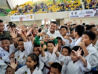 Walikota Medan, Bobby Nasution bersama atlet karate