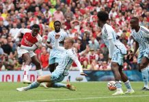 Pemain Arsenal melepaskan tembakan ke arah gawang Nottingham di laga perdana Liga Inggris musim ini. Dalam laga tersebut Arsenal menang 2-1. Foto:Reuters