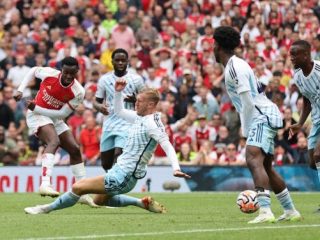 Pemain Arsenal melepaskan tembakan ke arah gawang Nottingham di laga perdana Liga Inggris musim ini. Dalam laga tersebut Arsenal menang 2-1. Foto:Reuters