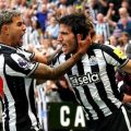 Sandro Tonali (kanan) merayakan gol perdananya yang membawa kemenangan Newcastle United 5-1 atas Aston Villa, di St James Park, tadi malam.(kaldera/independent)