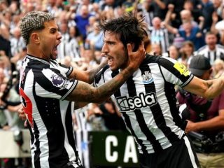Sandro Tonali (kanan) merayakan gol perdananya yang membawa kemenangan Newcastle United 5-1 atas Aston Villa, di St James Park, tadi malam.(kaldera/independent)