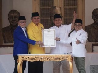 Ketua Umum PAN, Zulkifli Hasan, Ketua Umum Golkar, Airlangga Hartanto, Ketua Umum Gerindra, Prabowo Subianto dan Ketua Umum PKB, Muhaimin deklarasi bersama mendukung Prabowo sebagai calon presiden yang diusung di Pilpres 2024. Foto:google