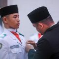 Walikota Medan, Bobby Nasution menyematkan atribut kepada Salah satu Paskibraka Kota Medan