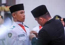 Walikota Medan, Bobby Nasution menyematkan atribut kepada Salah satu Paskibraka Kota Medan