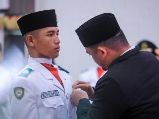 Walikota Medan, Bobby Nasution menyematkan atribut kepada Salah satu Paskibraka Kota Medan