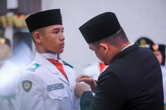 Walikota Medan, Bobby Nasution menyematkan atribut kepada Salah satu Paskibraka Kota Medan