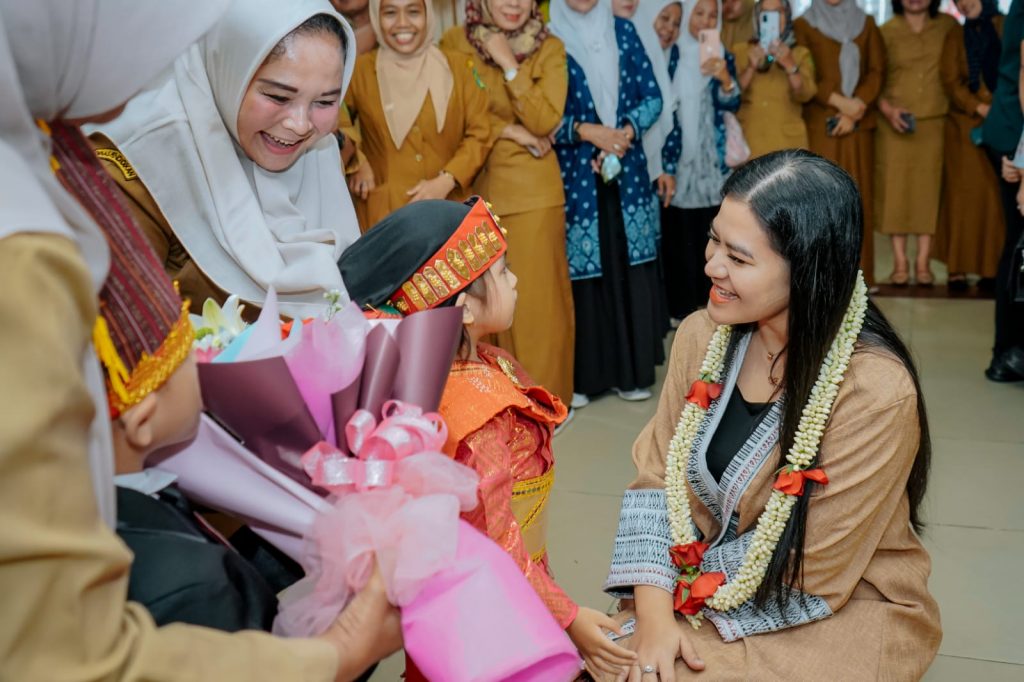 Bunda PAUD Kota Medan, Kahiyang Ayu Bobby Nasution menyapa seorang siswa PAUD saat acara pemberian bantuan PMT, Senin (14/8/2023)