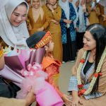 Bunda PAUD Kota Medan, Kahiyang Ayu Bobby Nasution menyapa seorang siswa PAUD saat acara pemberian bantuan PMT, Senin (14/8/2023)