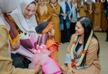 Bunda PAUD Kota Medan, Kahiyang Ayu Bobby Nasution menyapa seorang siswa PAUD saat acara pemberian bantuan PMT, Senin (14/8/2023)