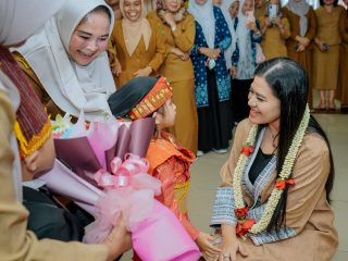 Bunda PAUD Kota Medan, Kahiyang Ayu Bobby Nasution menyapa seorang siswa PAUD saat acara pemberian bantuan PMT, Senin (14/8/2023)