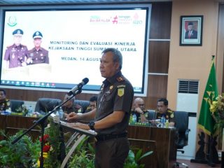 Pelaksanaan kegiatan monitoring dan evaluasi kinerja (Monev) dipimpin langsung Kajati Sumut Idianto, SH,MH, dan diikuti Wakajati Sumut Drs. Joko Purwanto, SH, para Asisten, Kabag TU, Koordinator, para Kajari di 28 Kejari dan Kacabjari di 9 Cabjari, para Kasi di Kejati Sumut, para Kasi di Kejari, dan kegiatan Monev dilaksanakan di Aula Sasana Cipta Kerta, Lantai 3 Kantor Kejati Sumut, Jalan AH Nasution Medan, Senin (14/8/2023).