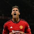 Bek MU, R Varane melakukan selebrasi usai mencetak gol ke gawang Wolves dalam lanjutan Liga Inggris 2023/2024 di Stadion Old Trafford, Selasa (15/8/2023). Foto: Reuters