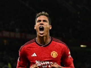 Bek MU, R Varane melakukan selebrasi usai mencetak gol ke gawang Wolves dalam lanjutan Liga Inggris 2023/2024 di Stadion Old Trafford, Selasa (15/8/2023). Foto: Reuters