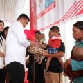 Walikota Medan, Bobby Nasution bersama Ketua TP PKK Kota Medan, Kahiyang Ayu menyerahkan bantuan kepada ibu yang anaknya menderita stunting, Selasa (15/8/2023)
