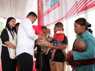 Walikota Medan, Bobby Nasution bersama Ketua TP PKK Kota Medan, Kahiyang Ayu menyerahkan bantuan kepada ibu yang anaknya menderita stunting, Selasa (15/8/2023)