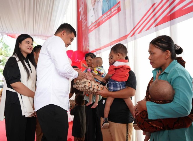 Walikota Medan, Bobby Nasution bersama Ketua TP PKK Kota Medan, Kahiyang Ayu menyerahkan bantuan kepada ibu yang anaknya menderita stunting, Selasa (15/8/2023)