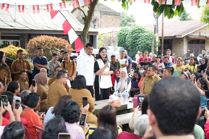 Walikota Medan, Bobby Nasution bersama Ketua TP PKK Kota Medan, Kahiyang Ayu saat melakukan sapa lingkungan di Kecamatan Medan Tuntungan, Selasa (15/8/2023)