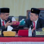 Walikota Medan, Bobby Nasution berbincang dengan Ketua DPRD Medan, Hasyim disela sela sidang paripurna DPRD Medan, Rabu (16/8/2023)