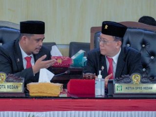 Walikota Medan, Bobby Nasution berbincang dengan Ketua DPRD Medan, Hasyim disela sela sidang paripurna DPRD Medan, Rabu (16/8/2023)