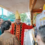 Walikota Medan, Bobby Nasution saat melaunching mobil pasar murah yang melayani masyarakat di 21 kecamatan