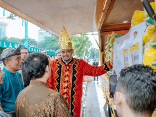 Walikota Medan, Bobby Nasution saat melaunching mobil pasar murah yang melayani masyarakat di 21 kecamatan