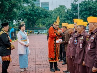 Walikota Medan, Bobby Nasution didampingi Ketua TP PKK Kota Medan, Kahiyang Ayu dan Wakil Walikota Medan, Aulia Rachman menyalami veteran usai upacara Peringatan HUT Kemerdekaan RI di Lapangan Benteng, Medan, Kamis (17/8/2023)