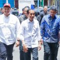 Presiden Joko Widodo bersama Walikota Medan, Bobby Nasution dan Menpora, Dito saat meninjau Pasar Sukaramai, Medan, Sabtu (19/8/2023)