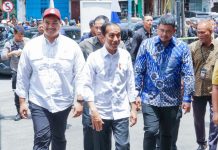 Presiden Joko Widodo bersama Walikota Medan, Bobby Nasution dan Menpora, Dito saat meninjau Pasar Sukaramai, Medan, Sabtu (19/8/2023)